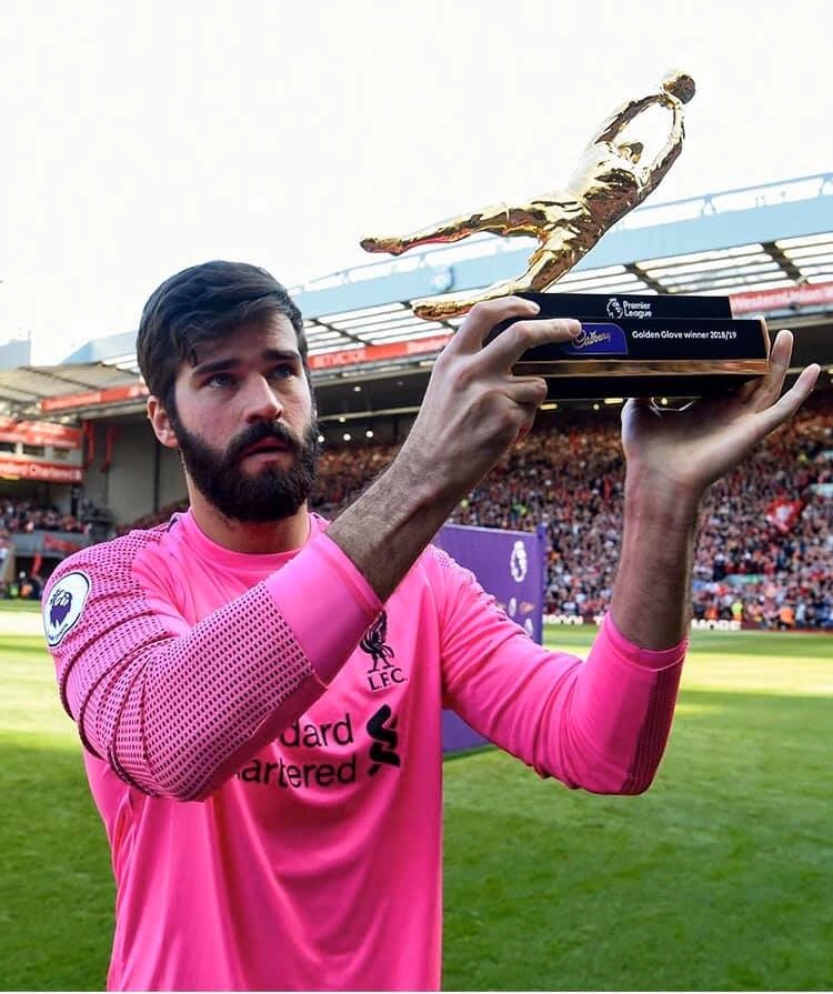 Alisson Becker song và bài hát cổ động viên dành riêng cho anh