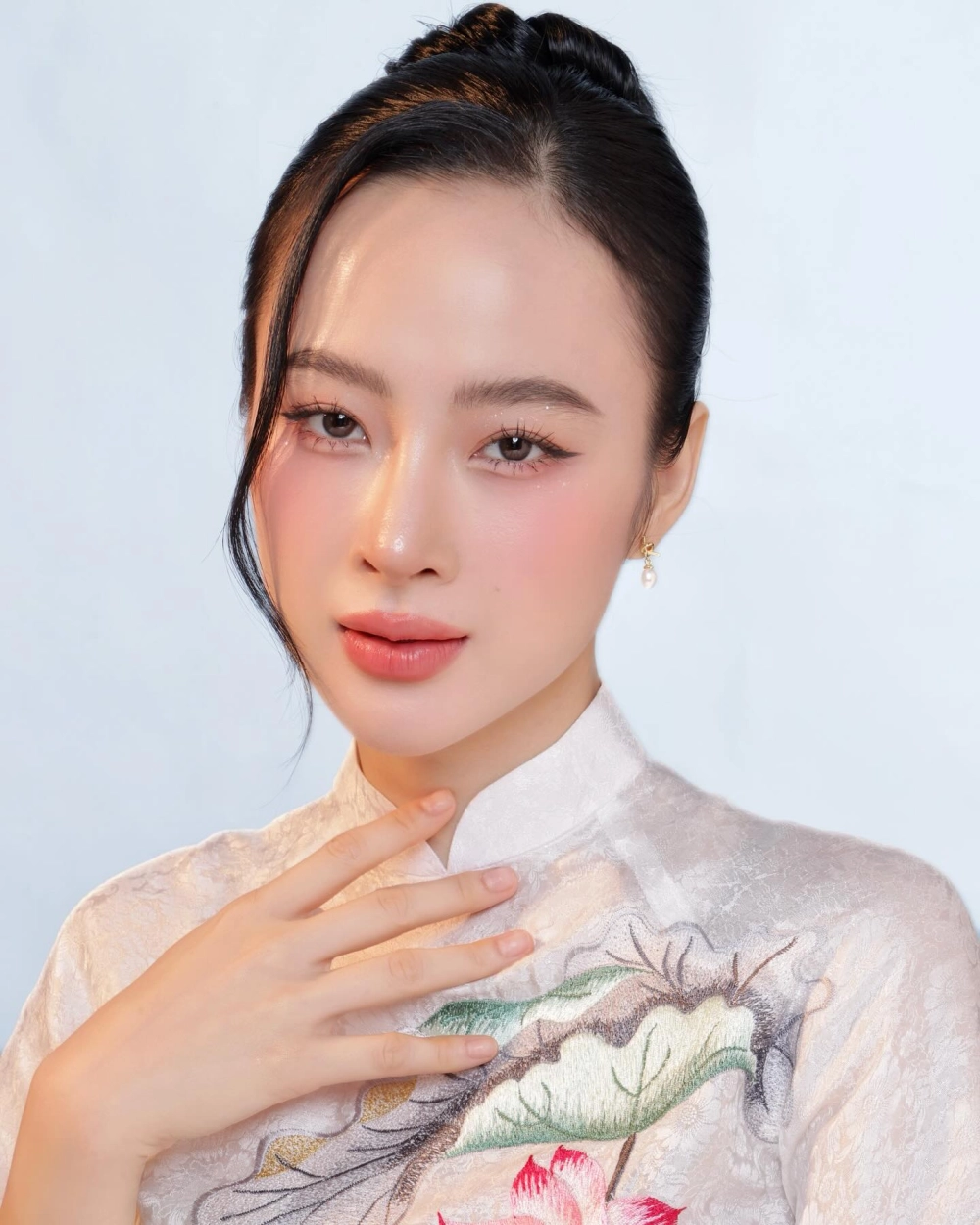 Angela Phương Trinh và hành trình lột xác từ người mẹ nhí đến hiện tại