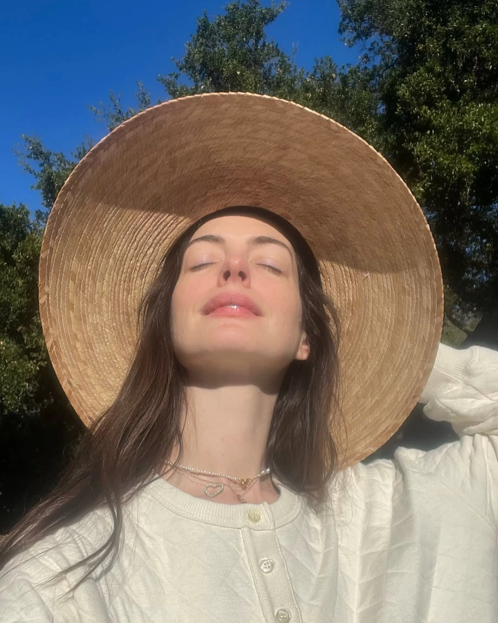 Anne Hathaway hot và vẻ đẹp quyến rũ, mặn mà ở tuổi 42