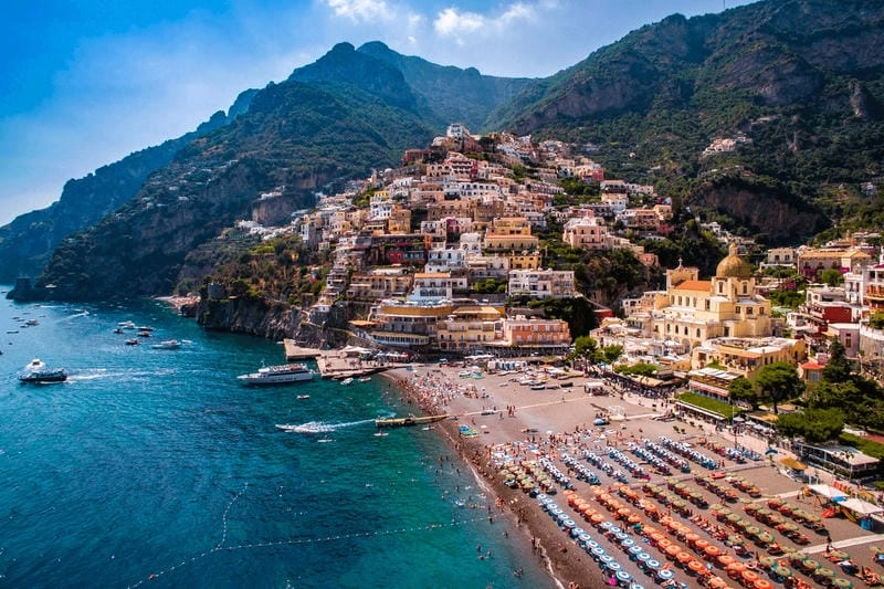Cười sảng với bờ biển Amalfi trong xanh