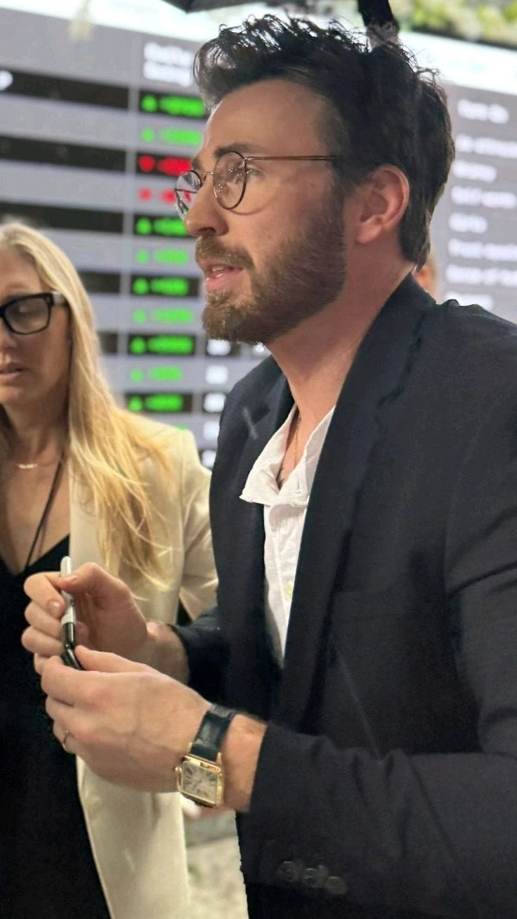 Chris Evans wife (vợ) và đám cưới kín đáo năm 2023