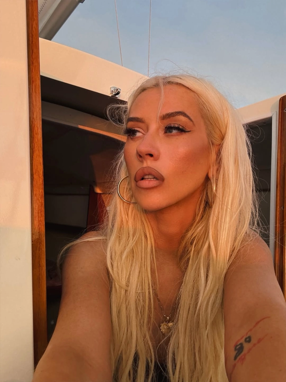 Genie in a bottle Christina Aguilera bản hit debut, khởi đầu một huyền thoại