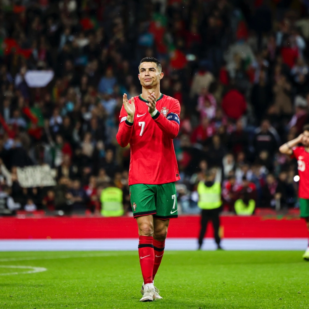 Cristiano Ronaldo huyền thoại bóng đá thế giới và biểu tượng CR7