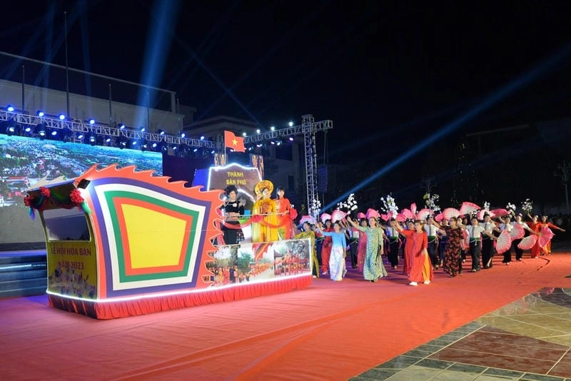 Chiêm ngưỡng diễu hành lễ hội rực rỡ