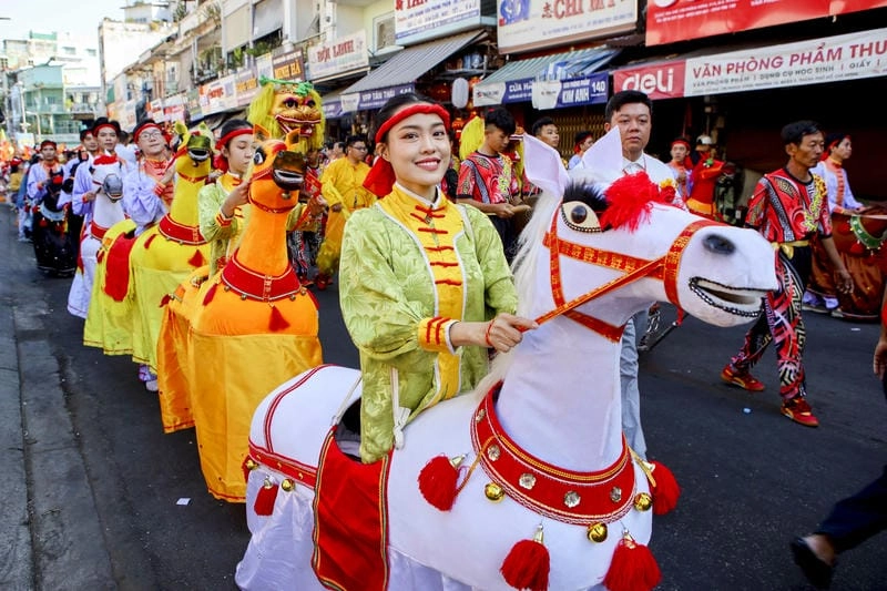 Thức dậy cùng diễu hành lễ hội truyền thống