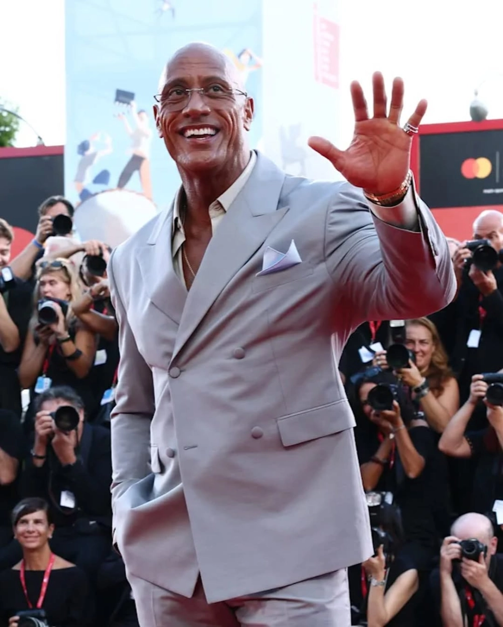 Dwayne the rock Johnson eyebrow và cú nhướn mày đã thành thương hiệu