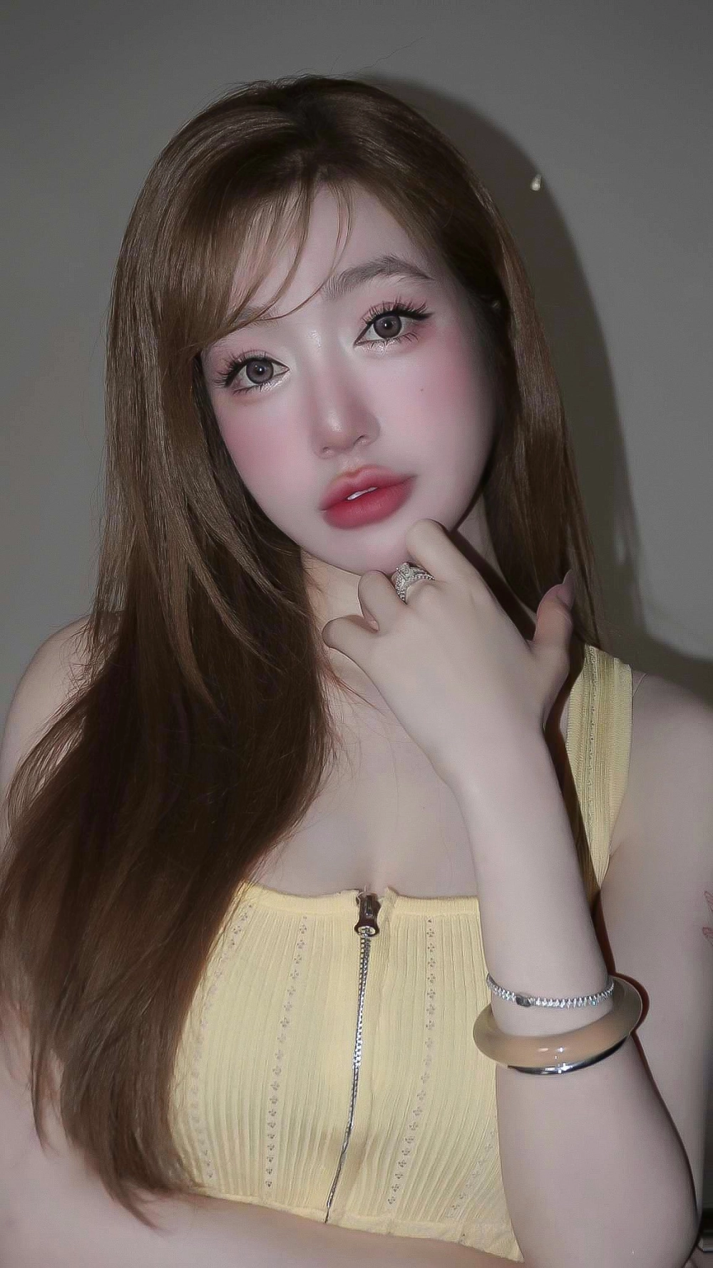 Elly Trần cao bao nhiêu và vóc dáng đồng hồ cát trứ danh