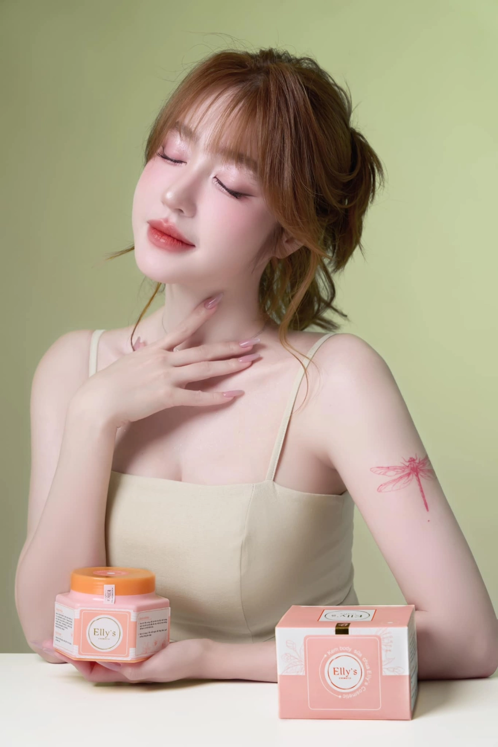 Elly Trần thả rông và những bộ ảnh táo bạo, gây tranh cãi