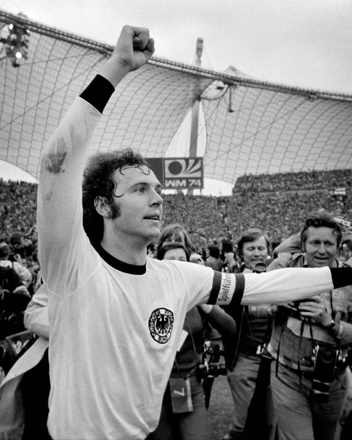 Allianz Arena Franz Beckenbauer platz münchen và quảng trường vinh danh