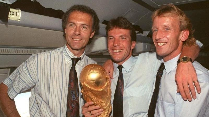 Franz Beckenbauer position và vai trò Libero huyền thoại do ông định nghĩa