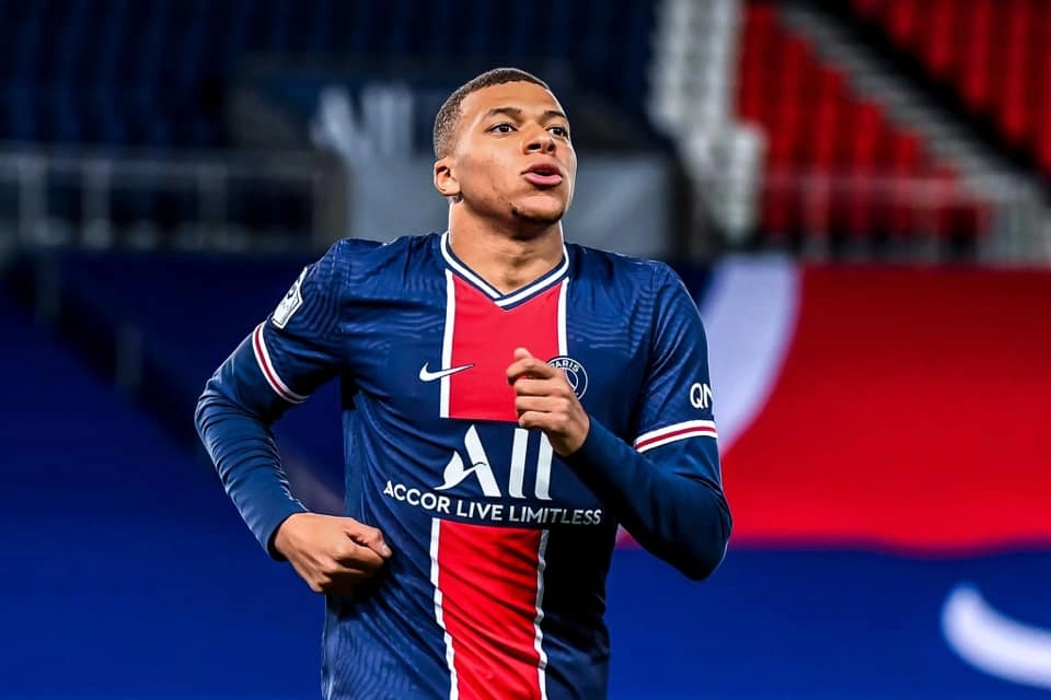 Kylian Mbappé et son fils và những tin đồn về con trai của nam cầu thủ