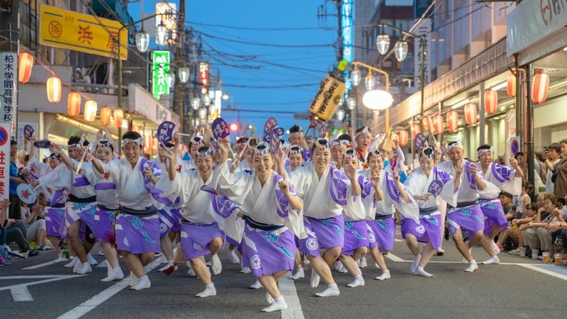 Tìm về lễ hội Awa Odori huyền ảo