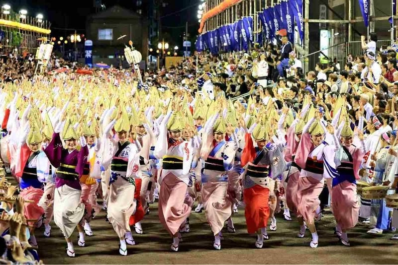 Lạc lối trong lễ hội Awa Odori hoành tráng