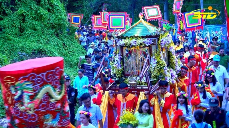 Lạc lối trong lễ hội Bà Chúa Xứ huyền ảo