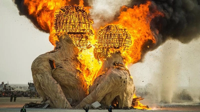 Lạc lối trong lễ hội Burning Man náo nhiệt