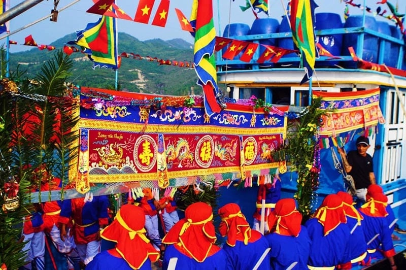 Lạc lối trong Lễ hội Cầu Ngư đặc sắc