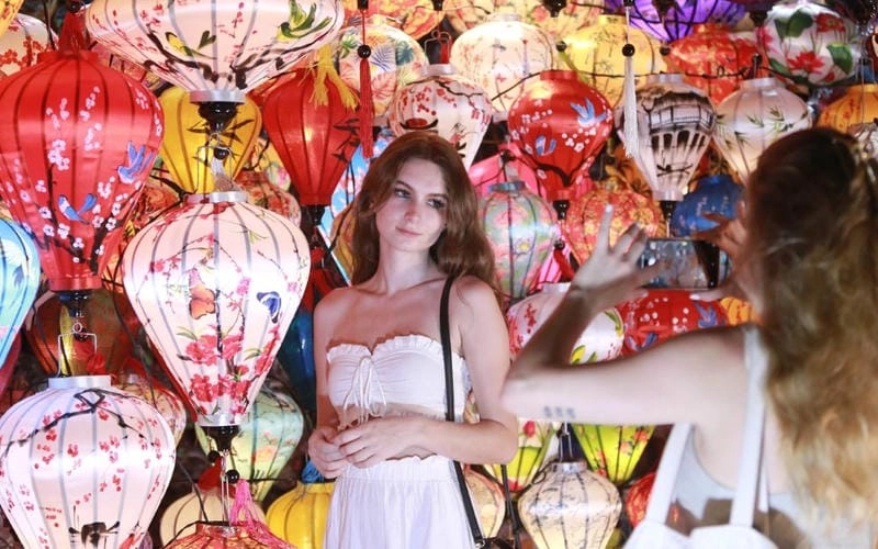 Lạc lối trong Lễ hội đèn lồng Hội An văn hóa