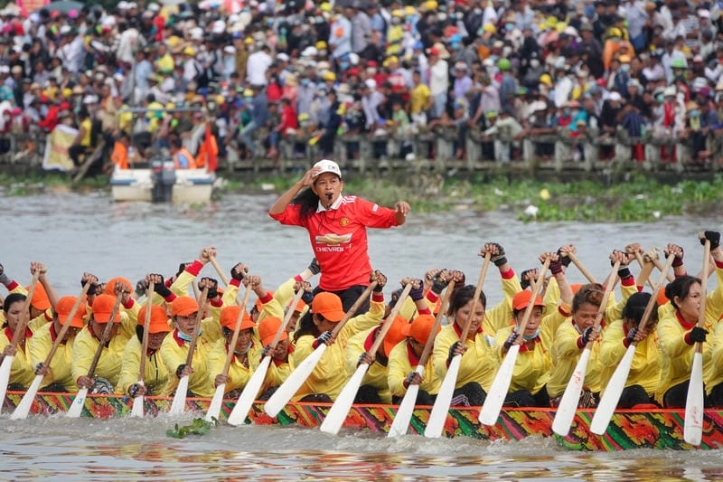 Cười sảng với Lễ hội đua ghe Ngo dân gian