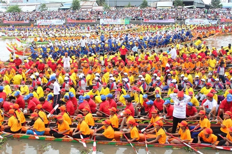 Lạc lối trong Lễ hội đua ghe Ngo rực rỡ