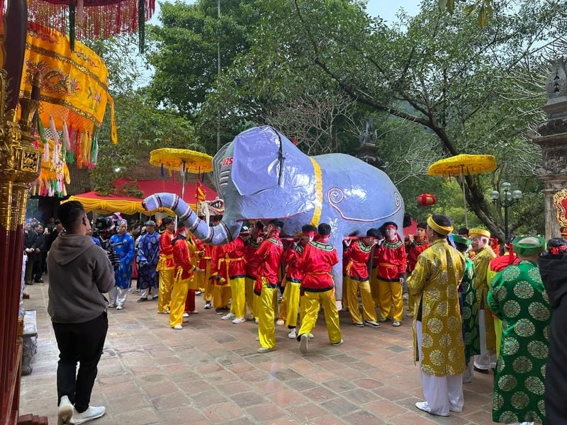 Lạc lối trong Lễ hội Gióng di sản