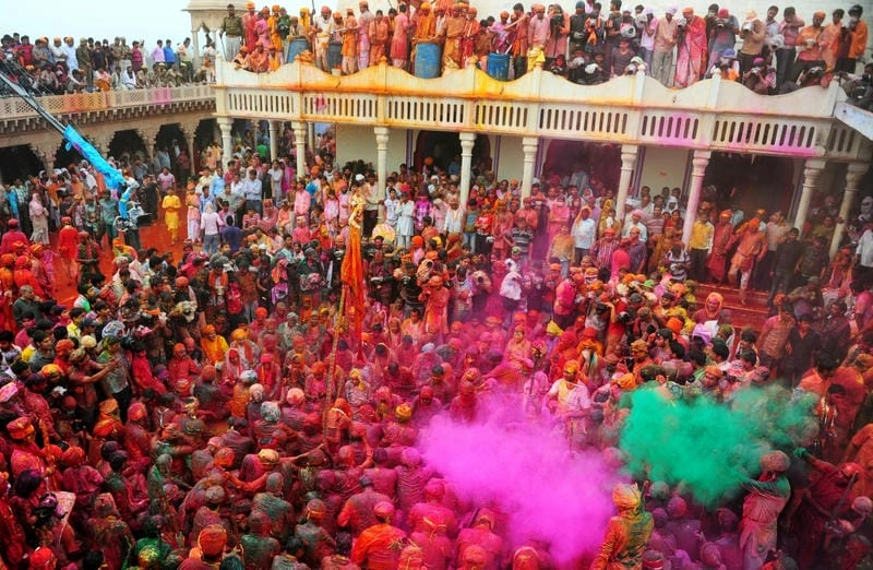 Cười sảng với lễ hội Holi truyền thống