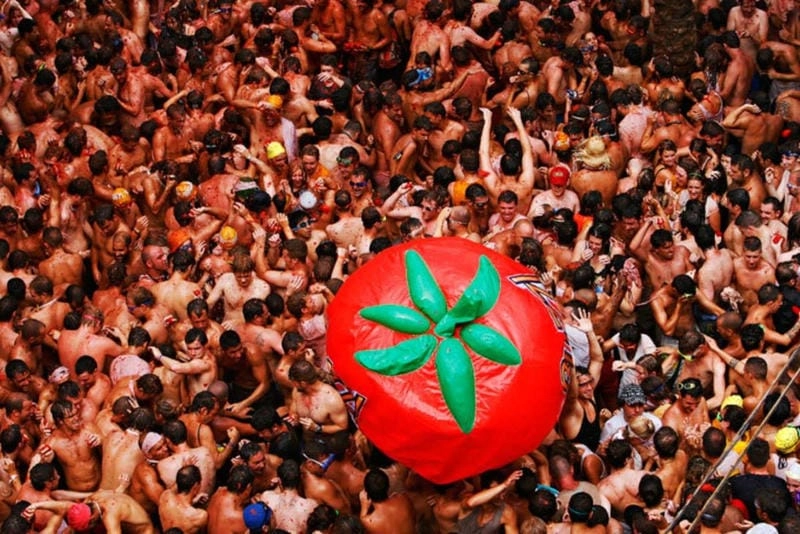 Cùng đắm mình trong lễ hội ném cà chua La Tomatina sôi động