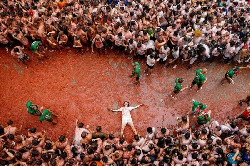 Cười sảng với lễ hội ném cà chua La Tomatina độc đáo