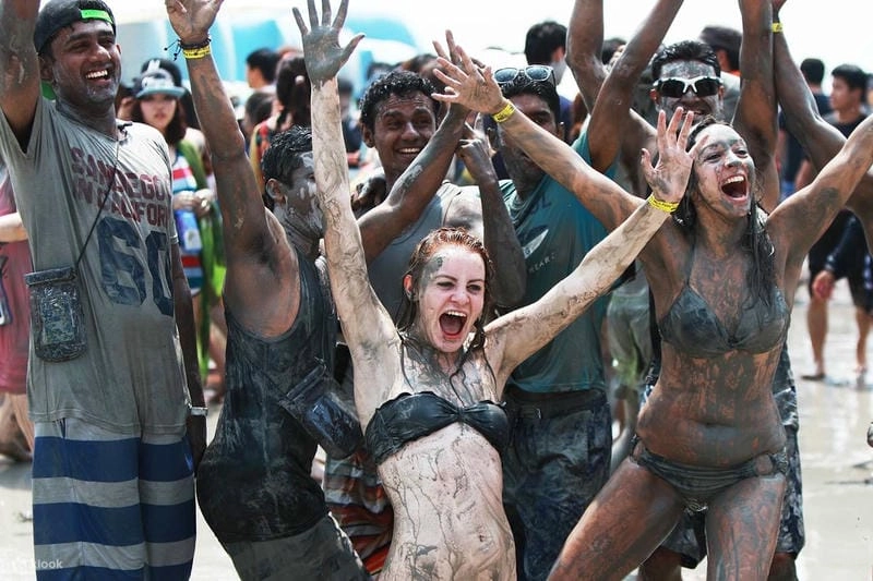 Cười sảng với lễ hội tắm bùn Boryeong truyền thống