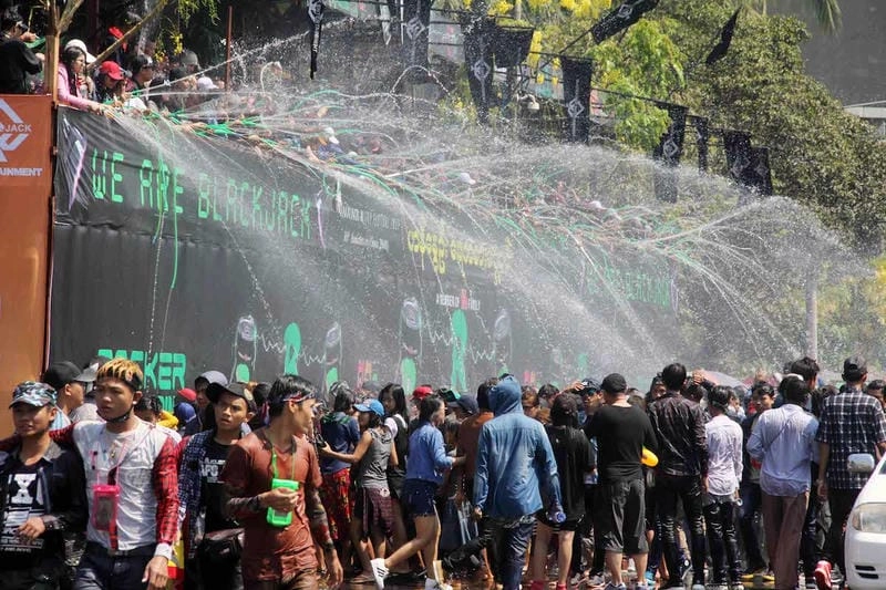 Gợi ý những bức Lễ hội té nước Thingyan ấn tượng