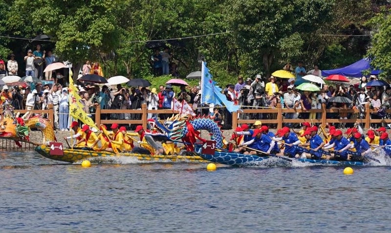 Cùng đắm mình trong lễ hội thuyền rồng rực rỡ