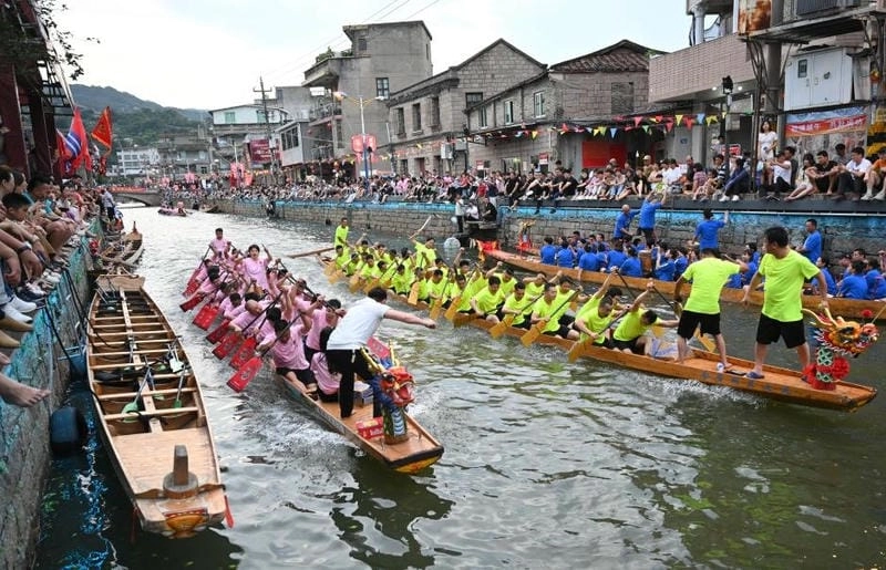 Tìm về lễ hội thuyền rồng huyền ảo