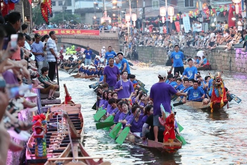 Cười sảng với lễ hội thuyền rồng độc đáo