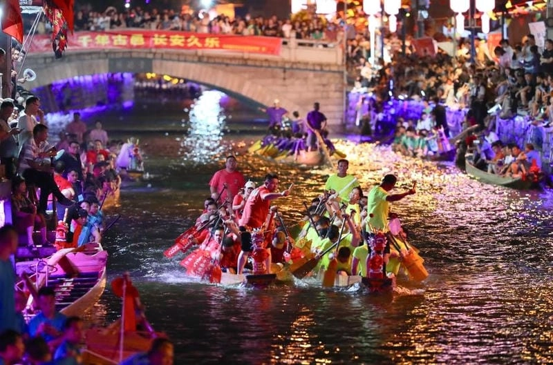 Cùng du ngoạn lễ hội thuyền rồng cuốn hút