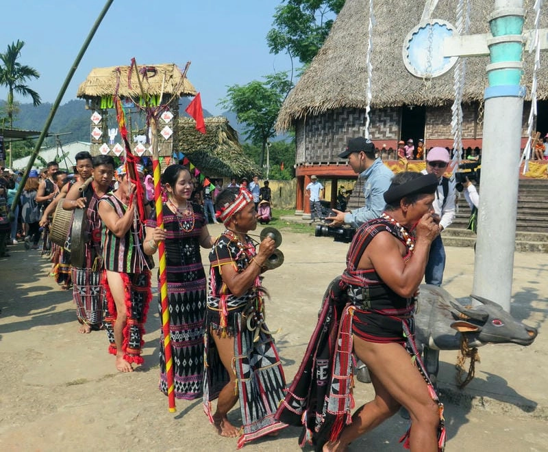 Lạc lối trong lễ hội truyền thống nghệ thuật