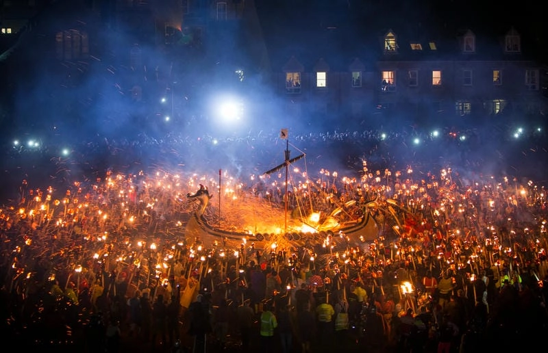 Tìm về lễ hội Up Helly Aa nổi bật