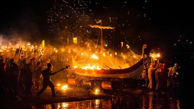 Tìm hiểu nguồn gốc và ý nghĩa lễ hội Up Helly Aa