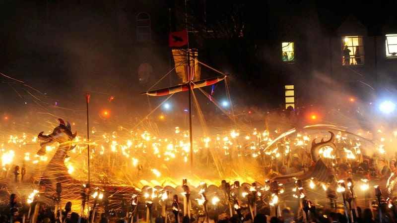Săn những bức ảnh lễ hội Up Helly Aa sôi động