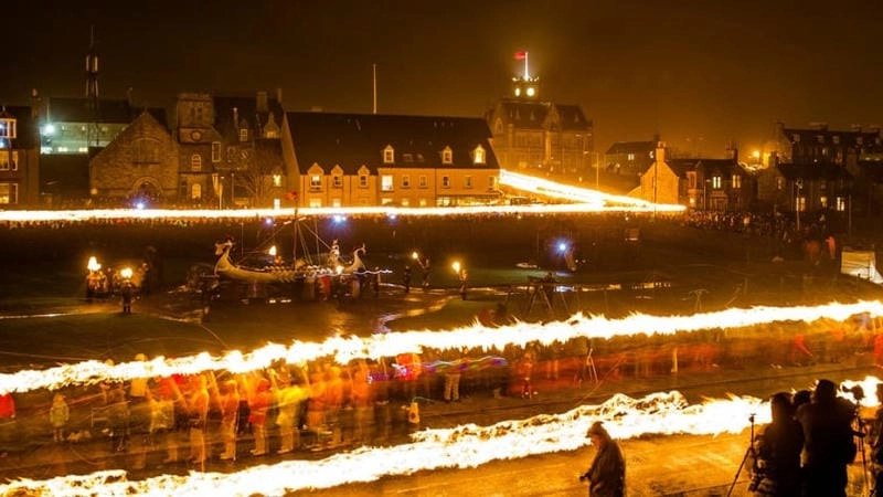 Thức dậy cùng lễ hội Up Helly Aa đặc sắc