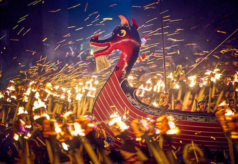 Gợi ý những bức lễ hội Up Helly Aa ấn tượng