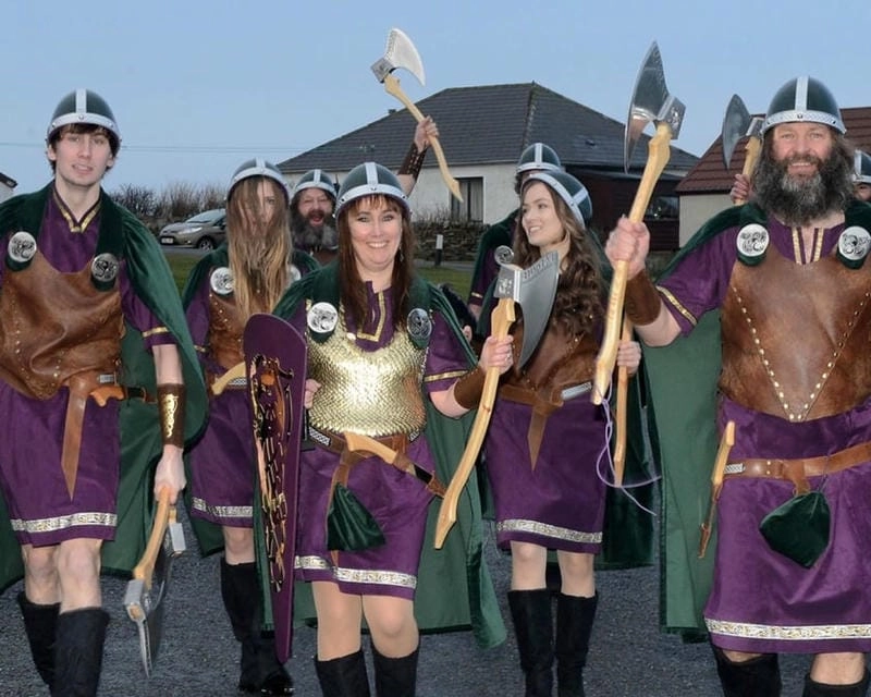 Ngắm nhìn vẻ đẹp lễ hội Up Helly Aa cuốn hút