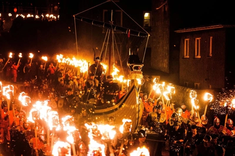 Sưu tầm những bức lễ hội Up Helly Aa hoành tráng