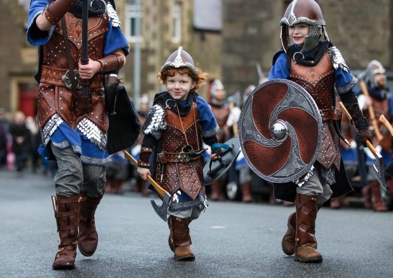 Lạc lối trong lễ hội Up Helly Aa huyền ảo