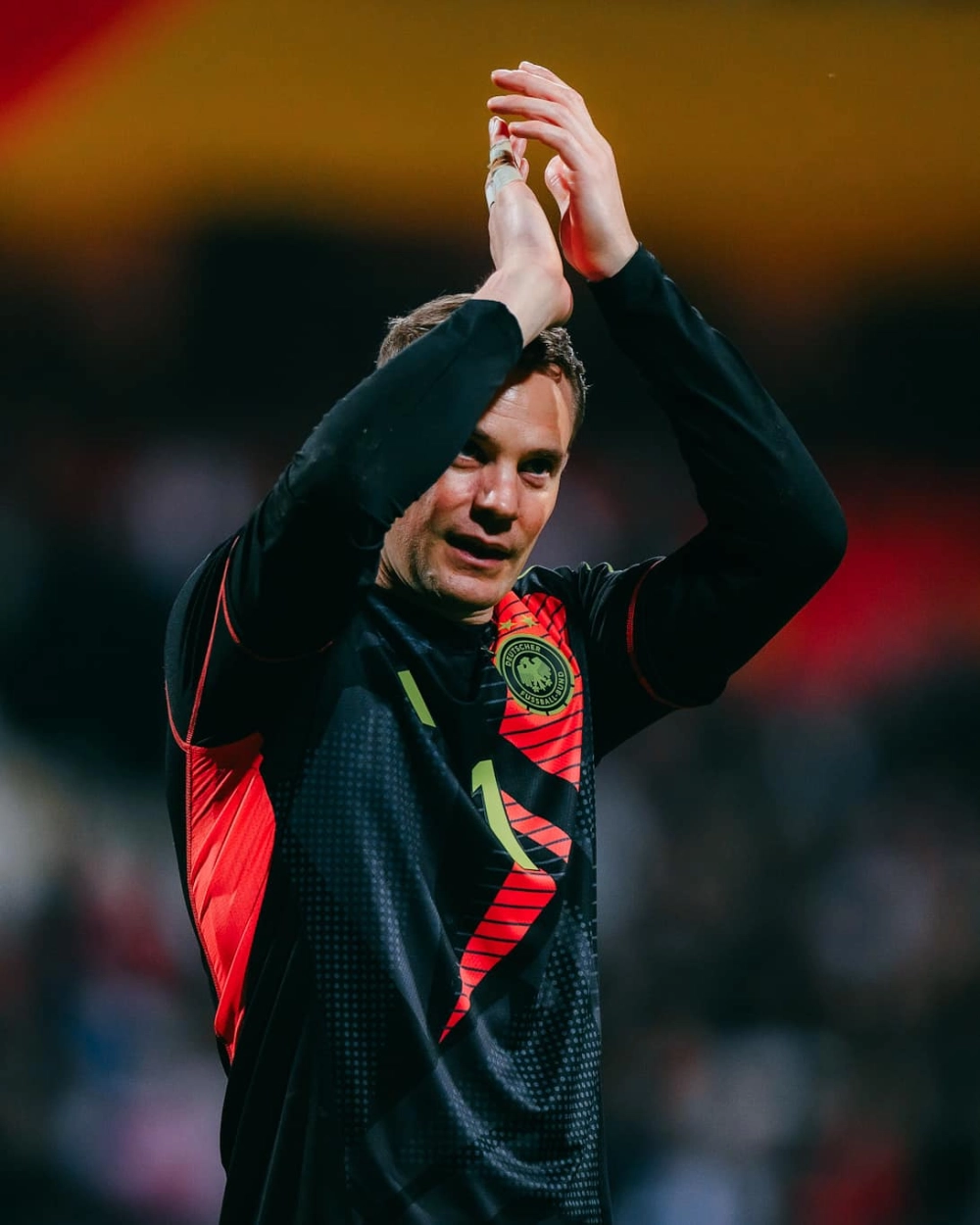 Manuel Neuer trikot (áo đấu) và màu áo huyền thoại số 1