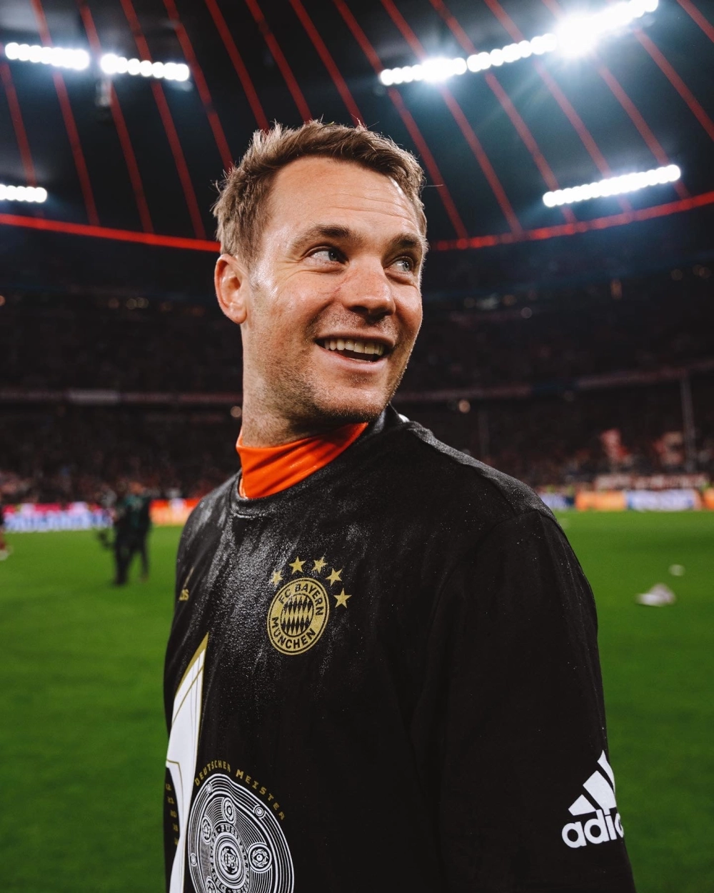 Manuel Neuer größe (chiều cao) và sải tay dài ấn tượng