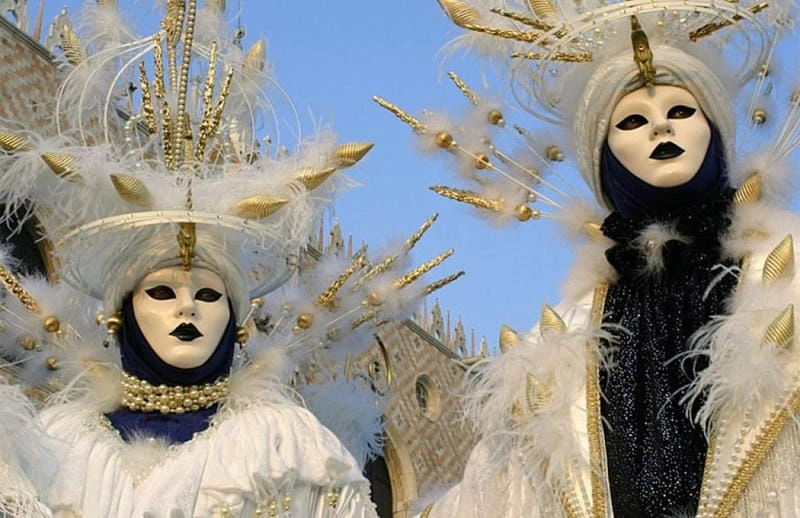 Lạc lối trong mặt nạ hóa trang Venice ấn tượng