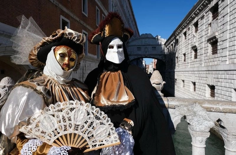 Tìm về mặt nạ lễ hội hấp dẫn