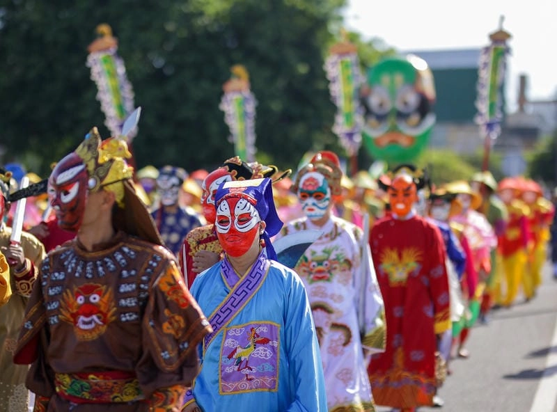 Cười sảng với mặt nạ lễ hội màu sắc