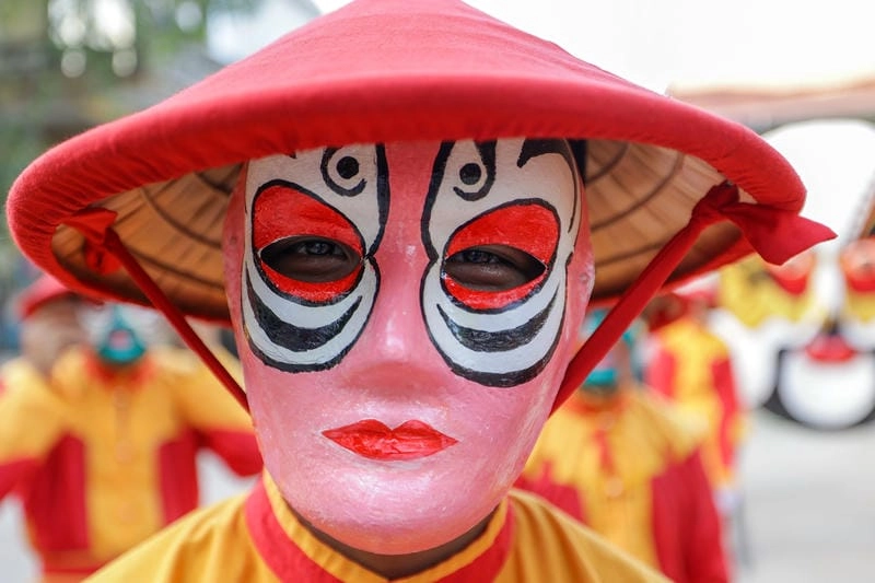 Thức dậy cùng mặt nạ lễ hội nghệ thuật