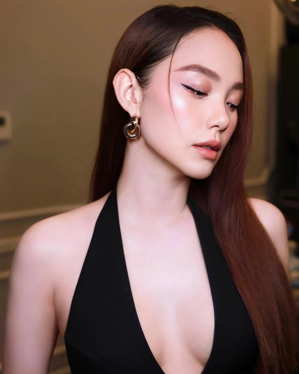 Ca sĩ Minh Hằng và bản hit huyền thoại Một vòng trái đất