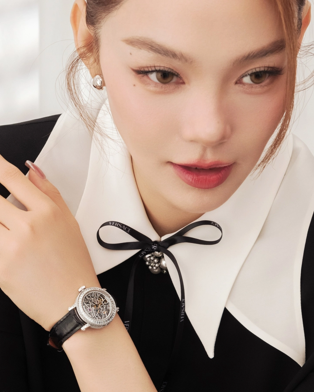 Minh Hằng sinh năm 1987 và nhan sắc trẻ trung, xinh đẹp